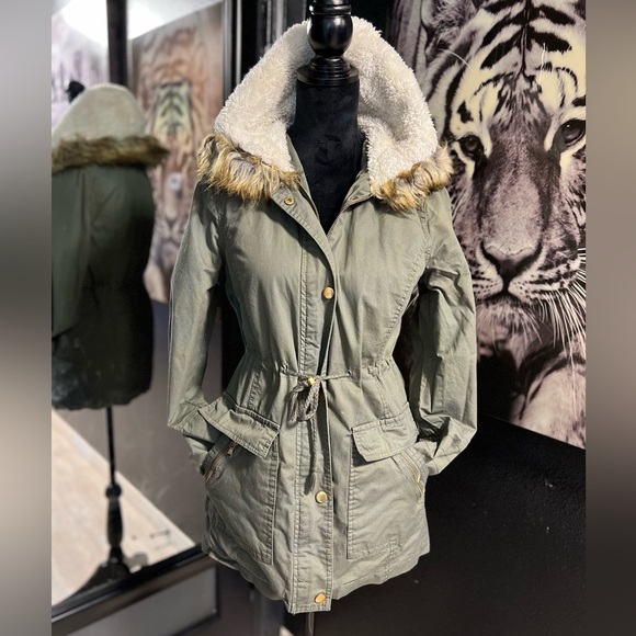 EUC-VERY NICE CHARLOTTE RUSSE OLIVE GREEN THICK ZIP UP COAT WITH FUR HOODIE.SZ S - Picture 2 of 10